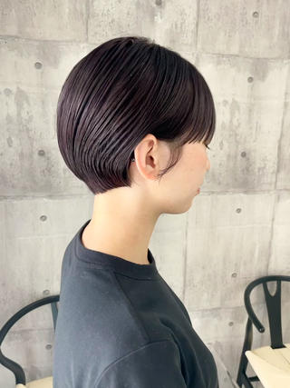 ダークラベンダー
ショートボブ
ぱつっと重めの襟足で伸びてもウルフの形にならなずボブっぽいスタイルも楽しめるのが特徴です！
丸みのあるショートがお好きな方におすすめです。
オイルとバームを使うことでタイト感がしっかり出ます。 