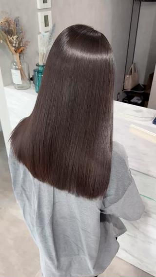 過度なダメージ以外ブリーチ毛でも対応。髪質一人一人に合わせてクセ、パサつき、ツヤを改善していきます。都内に行かなくても千葉で叶う美髪メニュー【縮毛矯正/髪質改善】 