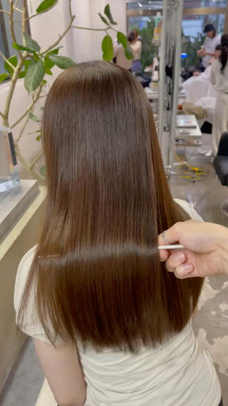 ロング 顔まわりレイヤー デザインカットのヘアスタイル