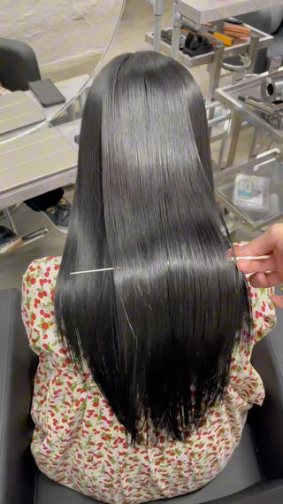 ロング 顔まわりレイヤー デザインカットのヘアスタイル