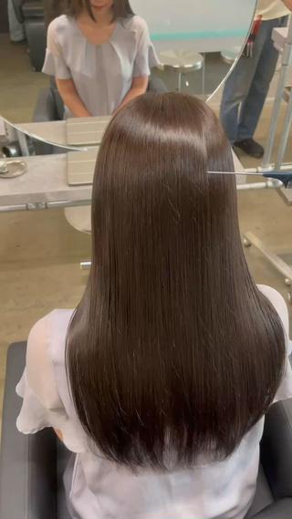 ロング 顔まわりレイヤー デザインカットのヘアスタイル