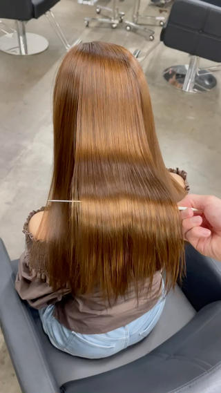 ロング 顔まわりレイヤー デザインカットのヘアスタイル