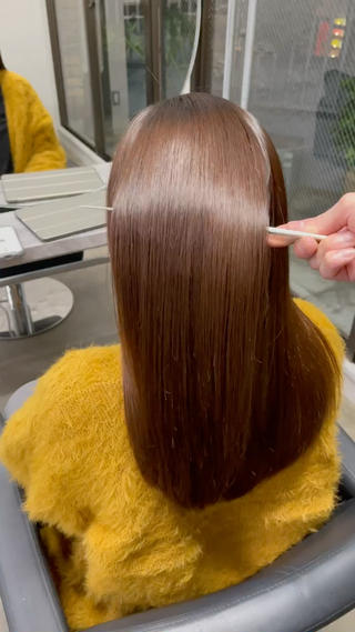 ロング 顔まわりレイヤー デザインカットのヘアスタイル