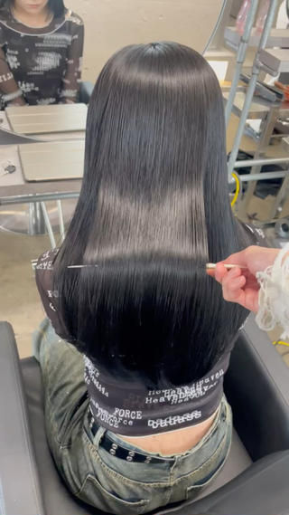 ロング 顔まわりレイヤー デザインカットのヘアスタイル