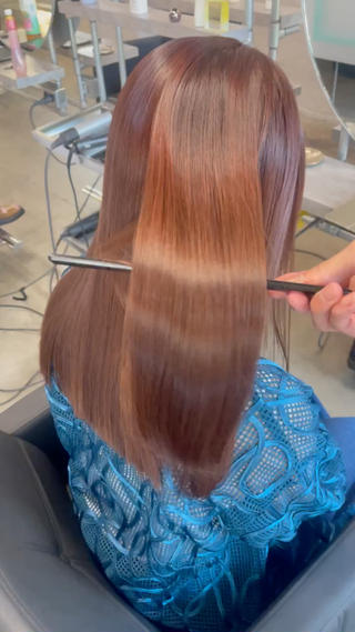 ロング 顔まわりレイヤー デザインカットのヘアスタイル