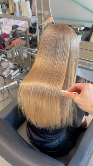 ロング 顔まわりレイヤー デザインカットのヘアスタイル