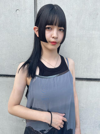 セミロング カラー 顔まわりレイヤー デザインカットのヘアスタイル