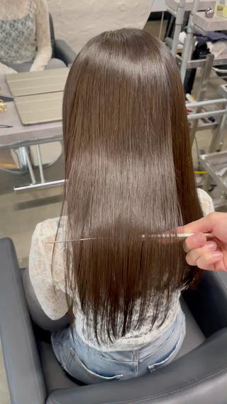 ロング 顔まわりレイヤー デザインカットのヘアスタイル
