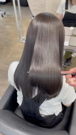 ロング 顔まわりレイヤー デザインカットのヘアスタイル