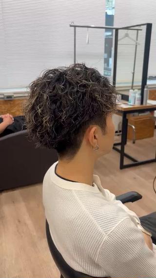 【ツイストスパイラル】

無造作な動きとラフな質感で、
キメすぎない雰囲気のあるスタイルに

セットはワックスを揉み込むだけ◎
朝のスタイリングも簡単なので、
パーマ初心者の方にもおすすめです！

骨格や髪質に合わせて、
扱いやすくかっこいいパーマをご提案します

#横浜#メンズパーマ#ツイスパ 