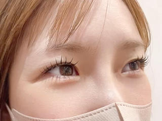 ビューラーを1，2回したぐらいのカール感　Cカール
中央長め10㎜のキュートタイプ

コーティングありver.

比較的ナチュラルなスタイルですが、
コーティングをすることでお目元がパッチリ見えます 