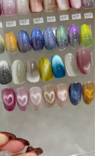 SNSで話題のハートマグネットネイル
動いてるところも可愛らしいです 