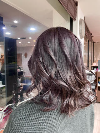 二回ブリーチ履歴あり
巻いても艶感のあるラベンダーはこの秋人気です
根本は暗めにグラデーション状に仕上げています

JAPのブリーチワークへのこだわり
①ブリーチ剤
ブリーチ剤は色がしっかり抜けるブリーチと、髪への負担が少ないブリーチ剤をお客様の髪の状態を見て２種類のブリーチを使い分けています。
またパウダー状の１剤と混ぜるox2剤も、色の抜けやすさ、髪の量、ダメージレベルに
合わせて、６種類のox2剤を濃度や硬さを調整して配合しています。

②ケアブリーチ
ブリーチを混ぜる際に前処理剤を配合して、理論上95％のダメージを抑えます。
またシャンプー台でブリーチを流したり、色の背をする前につけるトリートメントの前処理剤も使って、髪のダメージや色持ちが良くなるように配合しています。

③アフターケア
ブリーチ後の髪はダメージしやすいデリケートな状態になっています。
サロンではもちろんブリーチケア専す用のアイテムを使って仕上げていますが、お家でのホームケアのアドバイスもさせていただきます。
家で使うシャンプー＆トリートメント、ドライヤーやコテ・ストテーとアイロンなどのオススメアイテム。
また使う際に気をつけていただきたい使い方、温度設定も長くカラーを楽しんでいただけるようにお伝えしています。

④次回提案
ブリーチをした後は、普段のカラーと比べて色落ちがしやすくなりやすいので次回に来店していただきたい時期や、デザインの提案もしています。
デザインチェンジも髪に負担が少なく楽しんでいただけるように提案させていただきますので、担当スタイリストに気軽にお聞きください。 