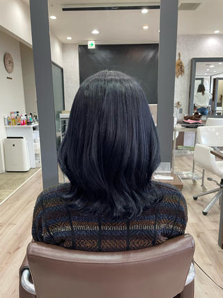 ブリーチ1回からのブルーブラック
ブリーチをしているとブルー感がよく出ます
ブリーチ無しだとここまで発色しません！
韓国風に巻き髪で仕上げ 