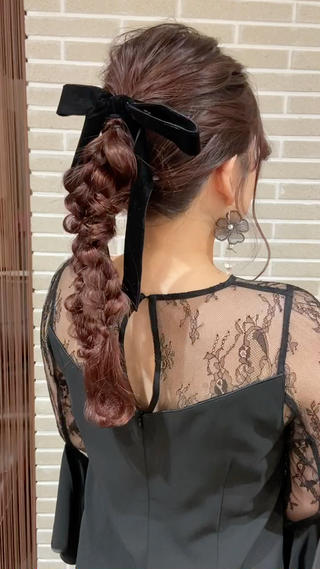 編み下ろしアレンジ/ヘアアレンジ/ポニーテールアレンジ/ポニーテールツイン/ツインポニーテール/編み下ろし/ロングヘアアレンジ/ミディアムヘアアレンジ/ブリーチカラー/ピンクカラー 