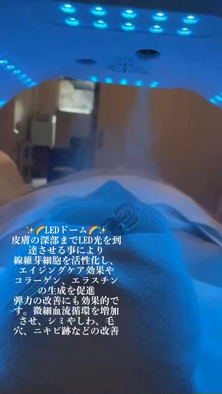 .

これからの時期にぴったり
LEDドーム

皮膚の深部までLED光を到達させる事により
線維芽細胞を活性化し、エイジングケア効果や
コラーゲン、エラスチンの生成を促進
弾力の改善にも効果的です。

微細血流循環を増加させ、
シミやしわ、毛穴、ニキビ跡などの改善が期待できます。

美肌効果を得たい方におすすめです

駐車場は店舗前に4台ございます！ 