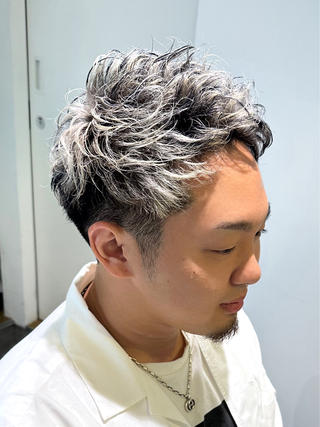 ブリーチしてつくるホワイトカラーのメンズにグレーのローライトをいれたスタイル