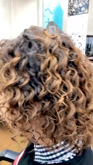 セミロング カラー損傷毛縮毛矯正 ツイストスパ佐藤昭利のヘアスタイル