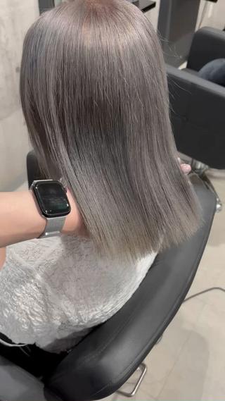 ミディアム カラー _WHITE / KENTOのヘアスタイル