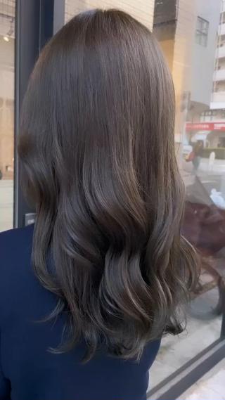 オリーブベージュ
自然光に当たるとより色味が出る可愛いカラーです!