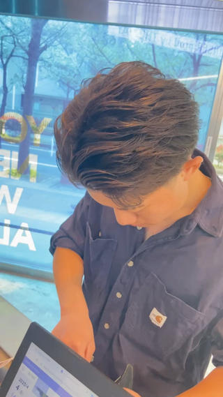 テーパーフェード×かけ上げジェントルセンターパート。　
テーパーとセンターパートの相性良しです！ 