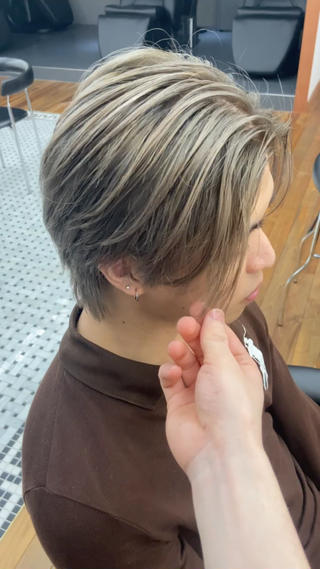 外国人風のミルクティーバレイヤージュ。
ブリーチ2回〜
 