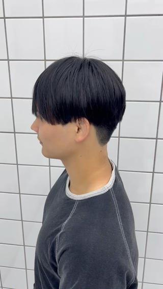 メンズ縮毛矯正
うねりや癖を伸ばし自然な毛の流れに!!
真っ直ぐになりすぎない自然な感じに仕上げます