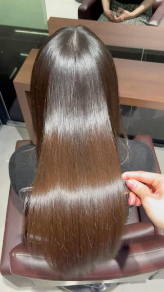 艶髪縮毛矯正
光が当たる度に髪の毛に艶が
顔周りや襟足の癖、全体の癖が気になる方でも!!
艶々に仕上げます