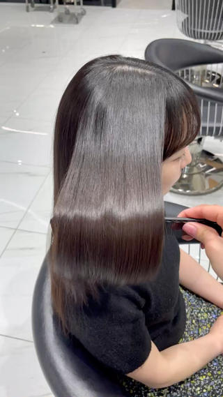 艶髪縮毛矯正
髪の毛に艶があると男女共に魅力的に見えます
うねりや癖毛も綺麗に伸ばします