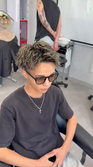 周りはスキンフェードでツイスパメッシュ最高の組み合わせです
いかつくなりたい方おすすめです