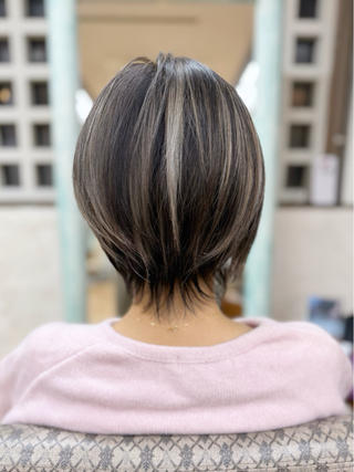 デザインカラーの中でも人気の高い【コントラストハイライト】のメニューでできるスタイルになります。白髪も馴染ませ、筋感、束間、立体感もしっかり演出でき、めちゃくちゃオシャレです。伸びてきてもプリンが気になりづらいのも人気の秘密です。絶対ご満足頂けるデザインカラーですのでチャレンジしてみてください!
※ブリーチ2回必須