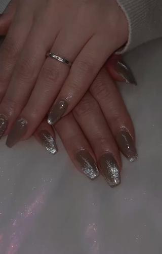 グレージュカラーのマグネットネイル
 