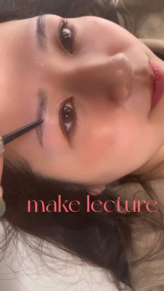 眉スタイリングで綺麗になった自眉毛でメイクレクチャー

「眉メイク、正直よくわからなくて毎日パパッと描いてます。」「綺麗じゃなくても前髪で隠れるし…」というお客様多いです

当店では眉スタイリングの施術後、メイクレクチャーをさせていただいております
毎日メイクからいつもと違ったスペシャルなメイクまでお鏡をご覧いただきながらご説明させていただきます 