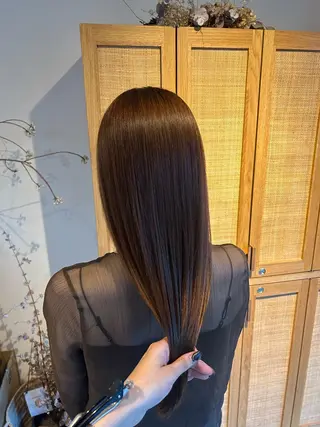 セミロング PELEハイトーン shinobuのヘアスタイル