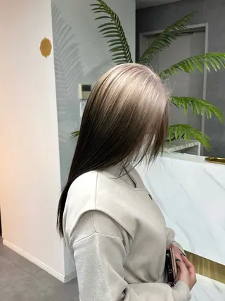 ロング 韓国風 白髪ぼかし NAOTOのヘアスタイル