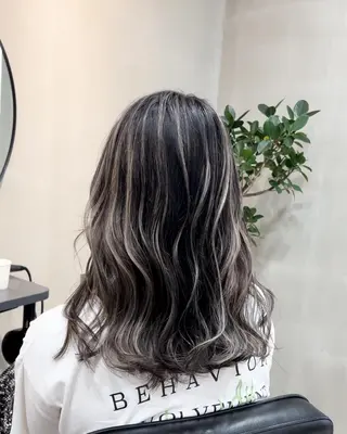ミディアム カラー リサ tonieのヘアスタイル