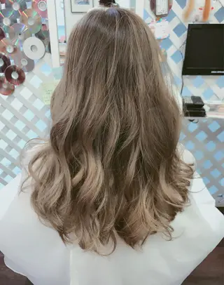 ロング カラー 岩谷/ブリーチ 🪽透明感カラーのヘアスタイル