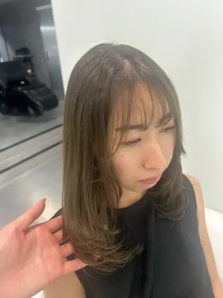 ミディアム あやめ🪽 オリーブ/ハイトーンのヘアスタイル