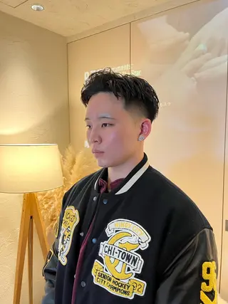 ショート ⚡メンズパーマフ ェードカットTomyのヘアスタイル