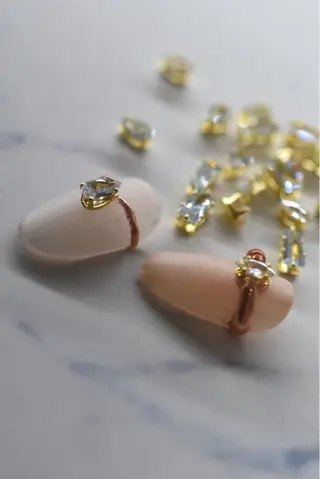 ミディアム カラー ネイル Aayley アイリ―サロンのネイルデザイン