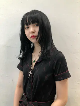 ミディアム カラー SOLA .のヘアスタイル