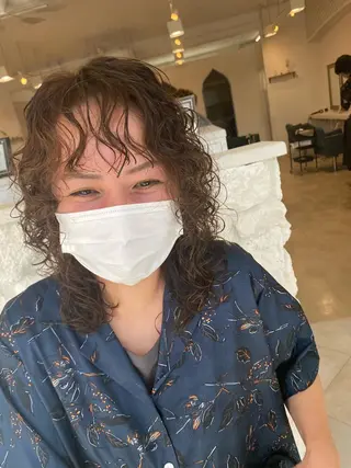 セミロング パーマ 饒平名 知也のヘアスタイル
