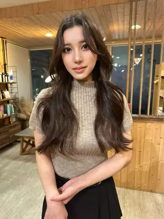 ロング 韓国レイヤー外国人風 透明感カラー髪質改善のヘアスタイル