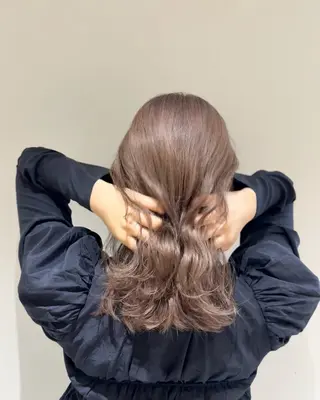 セミロング カラー ミルクティー× グレージュMOMOのヘアスタイル