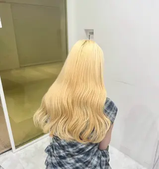 ミディアム カラー ヘアアレンジ 🫧モテる💗ダメー ジレスハイトーン🫧のヘアスタイル