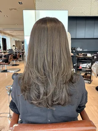 セミロング カラー 穂積 未優のヘアスタイル