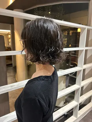 ミディアム パーマ 佐伯 真奈のヘアスタイル
