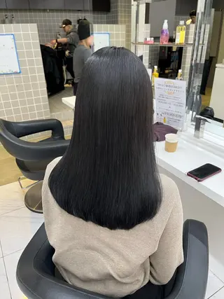 ロング 寒色/ベージュヘア ブリーチありMiOのヘアスタイル