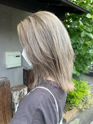 セミロング M. YURIのヘアスタイル