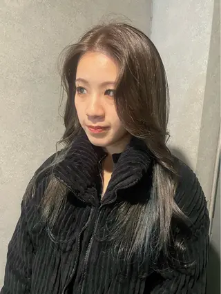 セミロング カラー リカ/ハイトーン ・オリーブ🍀のヘアスタイル